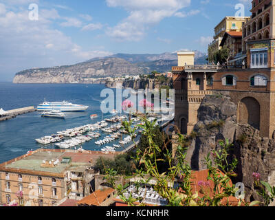 Fischer bei Sonnenuntergang. Bagni della Regina Giovanna (Punta del Capo) Stockfoto