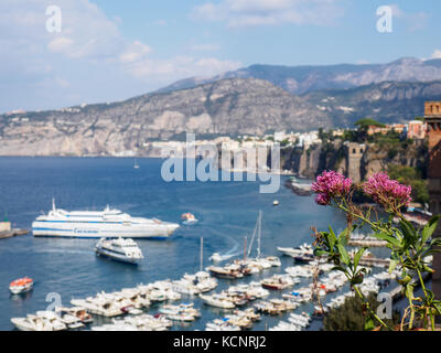 Fischer bei Sonnenuntergang. Bagni della Regina Giovanna (Punta del Capo) Stockfoto