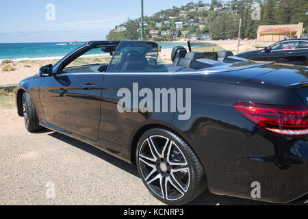 Schwarzes cabriolet Mercedes Benz E-Klasse 250 Cabriolet mit Nacht Paket, 2013-2017 Modell in Australien geparkt Stockfoto