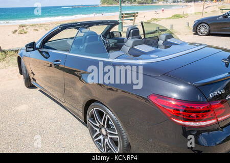 Schwarzes cabriolet Mercedes Benz E-Klasse 250 Cabriolet mit Nacht Paket, 2013-2017 Modell in Australien geparkt Stockfoto