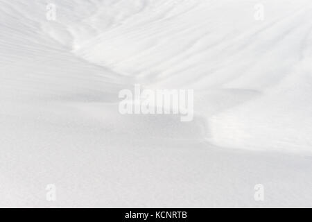 Das Bild wurde bei einer Wanderung auf den Kjølen (Berg) aufgenommen. Nahaufnahme der Textur im Schnee. Kvaløya, Tromsø, Norwegen. Stockfoto