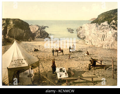 Barricane Shell Beach in Mortehoe, England, ist bekannt für seine malerische Schönheit und die üppigen Muscheln. Der Strand ist ein beliebter Ort für Touristen, die eine ruhige Umgebung und ein einzigartiges Küstenerlebnis suchen. Seine atemberaubende Aussicht auf die umliegenden Klippen und den Atlantischen Ozean machen es zu einem bemerkenswerten Reiseziel. Stockfoto