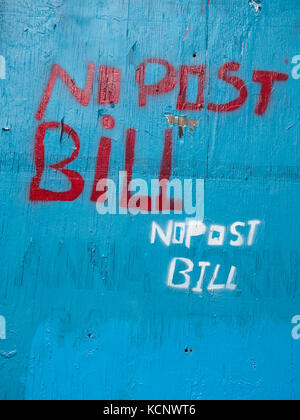 Zeichen der kein Post Bill auf der blauen Wand Stockfoto