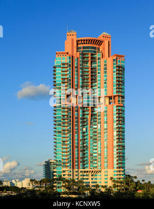 Moderne Eigentumswohnung Türme entlang Miami Beach Waterfront Stockfoto