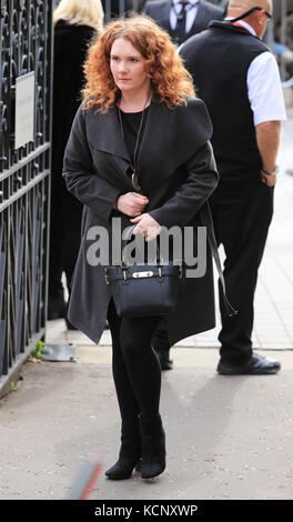 Jennie McAlpine bei der Ankunft in der Salford Cathedral für den Trauergottesdienst der Coronation Street Schauspielerin Liz Dawn. Stockfoto