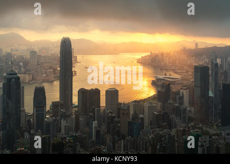 Sonnenaufgang über hong kong Victoria Hafen von Victoria Peak mit Hongkong und Kowloon. Stockfoto