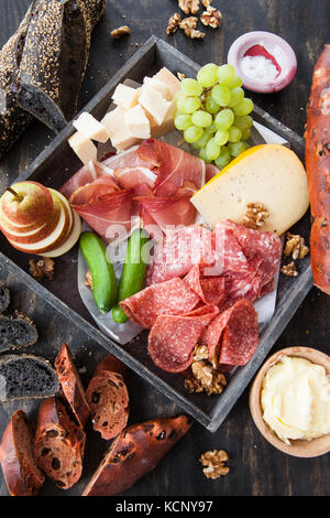 Auswahl an Käse und Wurst mit frischem Baguette Stockfoto