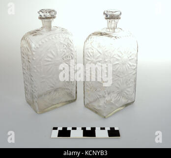 Diese Karaffe aus geätztem Glas wurde während des Siebenjährigen Krieges verwendet. Das Bild zeigt die komplizierte Handwerkskunst dieser Zeit und ihre historische Bedeutung. Stockfoto