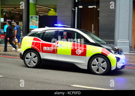 London Feuerwehr Fahrzeug auf den Straßen mit Blaulicht und in London, Großbritannien Stockfoto