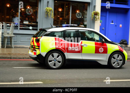 London Feuerwehr Fahrzeug auf den Straßen mit Blaulicht und in London, Großbritannien Stockfoto