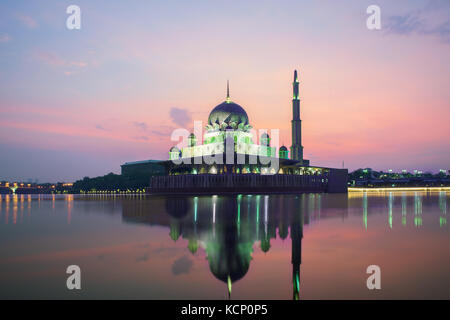 Putrajaya Moschee zwischen sunsire in Kuala Lumpur, Malaysia. rosa Moschee in Kuala Lumpur, Malaysia, Asien. Stockfoto