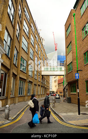 Familie Crossing Road in London, England, Großbritannien Stockfoto