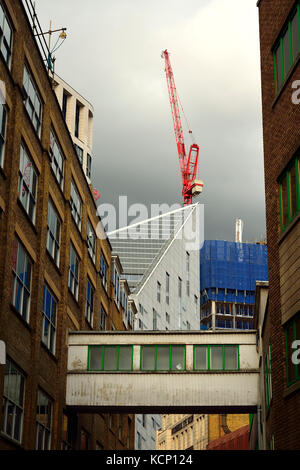 Hohe geschlossenen Gang zwischen zwei Gebäuden in London, England, Großbritannien Stockfoto