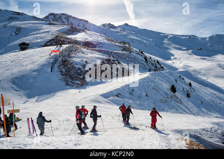 4 Tal, Schweiz - 04. Februar 2010: Eine Gruppe von nicht identifizierten Skifahrer an der Seite der Straße stehen vor dem Abstieg nach unten Stockfoto