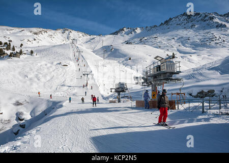 4 Tal, Schweiz - 04. Februar 2010: Skigebiet in den Schweizer Alpen. Skifahrer Aufsteigen am Seil abschleppen bis Stockfoto