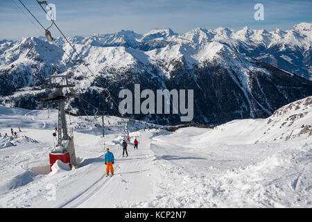 4 Tal, Schweiz - 04. Februar 2010: Skigebiet in den Schweizer Alpen. Skifahrer Aufsteigen am Seil abschleppen bis Stockfoto