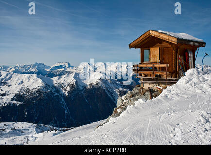 Kleines Haus auf einem Felsen in den Alpen Stockfoto