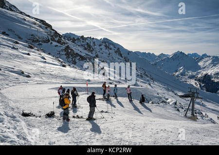 4 Tal, Schweiz - 04. Februar 2010: Eine Gruppe von nicht identifizierten Skifahrer hinauf in die Berge auf die Skilifte und stehen an der Seite der Straße Stockfoto