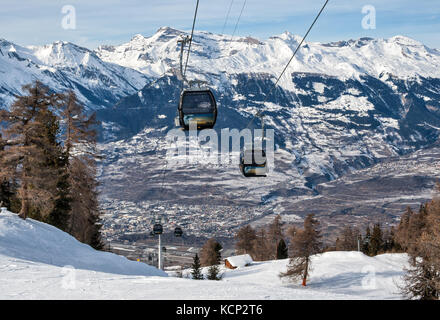 Veysonnaz, Schweiz - 04. Februar 2010: mit der Seilbahn auf den malerischen Hintergrund der schneebedeckten Gipfel Stockfoto