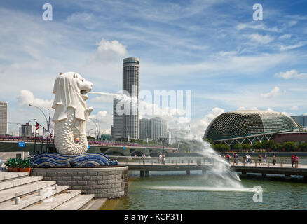 Singapur - 20. September 2010 - Der merlion Brunnen an der Küste von Marina Bay ist das Symbol von Singapur Stockfoto