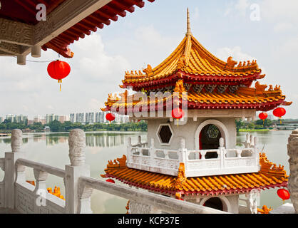 Pagode auf See in den chinesischen Garten, Singapur Stockfoto