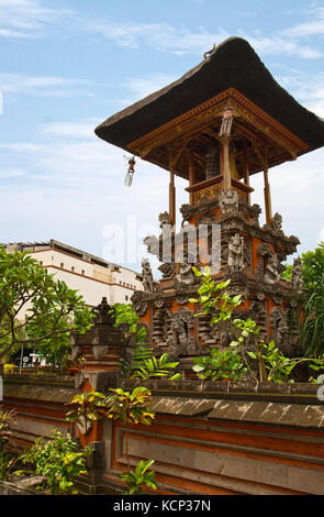 Traditioneller balinesischer Tempel auf der Straße in Kuta. Stockfoto