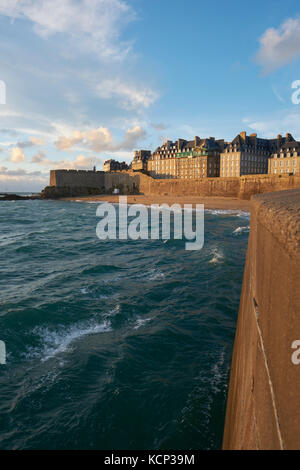 Der historische Hafen von St. Malo in der Bretagne Frankreich Stockfoto