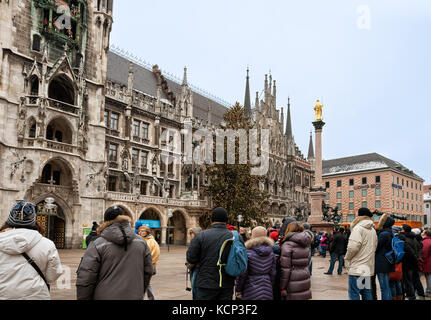 München, Deutschland - Januar 01, 2011 - viele Menschen sehen die Show vintage Glockenspiel auf dem Turm des neuen Rathauses in München Stockfoto