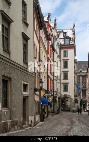 München, Deutschland - Januar 01, 2011 - Zwei nicht identifizierte ältere Menschen Spaziergang entlang der Fußgängerzone Gasse im Zentrum von München Stockfoto