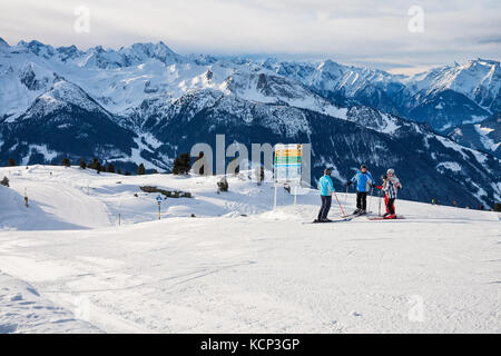 Zillertal Arena, Österreich - Januar 04, 2011 - Unbekannter Skifahrer sind in der Nähe der Skipisten Regelung Stockfoto