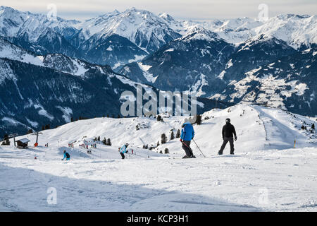 Zillertal Arena, Österreich - Januar 04, 2011 - Skifahrer und Snowboarder aus den Berg hinunter Skipiste in Alpen Stockfoto