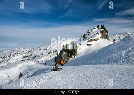 Ski Route in den österreichischen Alpen. Skifahrer, Skifahren die Skipisten Stockfoto