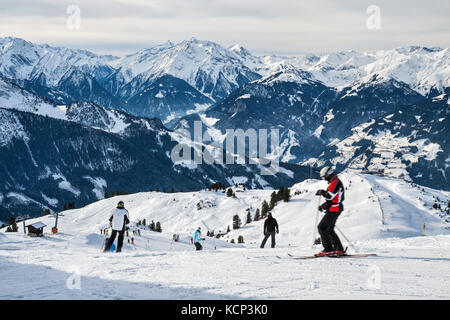Zillertal Arena, Österreich - Januar 04, 2011 - Skifahrer und Snowboarder Ski den Berg hinunter Skipisten Stockfoto