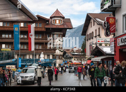 Mayrhofen, Österreich - Januar 08, 2011 - Mayrhofen, dem Zentrum der Skistation während der Weihnachtsfeiertage, viele Menschen auf der Straße. Stockfoto