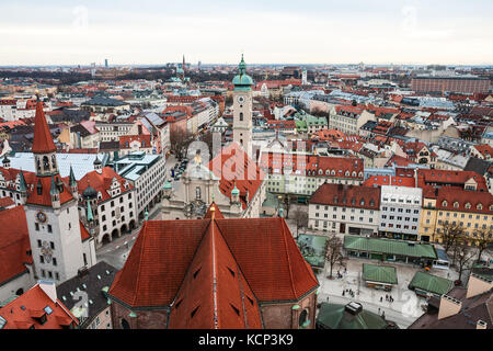 Blick über die Dächer von München, Altes Rathaus und Heiliggeistkirche Stockfoto