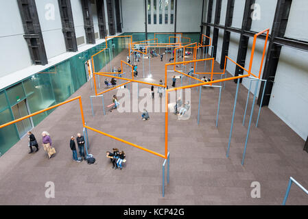 Interaktive Spielplatz schaukeln Ausstellung von dänischen Künstlern Superflex in der Turbinenhalle der Tate Modern Art Gallery, South Bank, London, England, Großbritannien Stockfoto