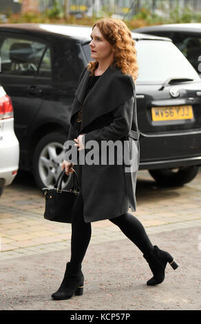 Jennie McAlpine bei der Ankunft in der Salford Cathedral für den Trauergottesdienst der Coronation Street Schauspielerin Liz Dawn. Stockfoto