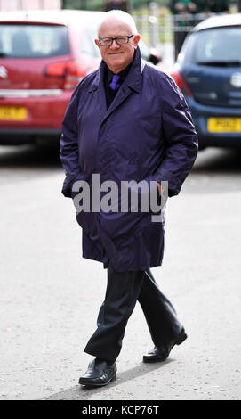 Ken Morley kommt in der Kathedrale von Salford an, um die Trauerfeier der Coronation Street Schauspielerin Liz Dawn zu feiern. Stockfoto