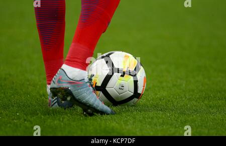 Offizielle FIFA Fußball während der FIFA World Cup Qualifier Match zwischen England und Slowenien im Wembley Stadion in London gesehen. 05 Okt 2017 Stockfoto