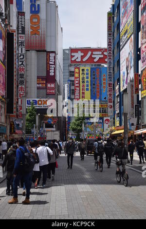 Bunte Werbung auf die Gebäude in Akihabara, berühmten Viertel für elektronische und Manga Läden in Tokio, Japan. Stockfoto