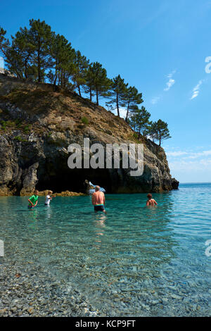 Touristen genießen den schönen kleinen Kiesstrand und Bucht Ile Vierge / Pointe de St Hernot auf dem Crozon Halbinsel in Finistere Bretagne Frankreich Stockfoto