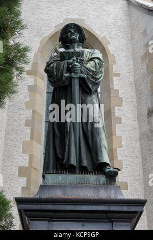 Das Denkmal von urlich Zwingli im Zentrum von Zürich in der Schweiz Stockfoto