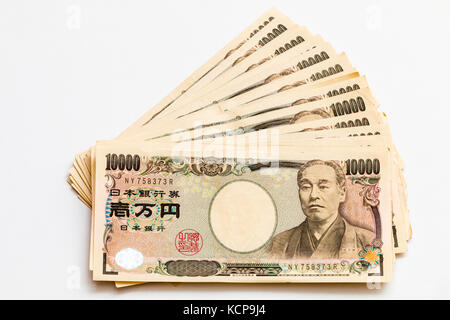 Japanische Banknoten. Mehrere 10.000 Yen Noten in Form gegen den weißen Hintergrund. Stockfoto