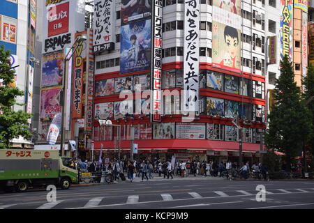 Bunte Werbung auf die Gebäude in Akihabara, berühmten Viertel für elektronische und Manga Läden in Tokio, Japan. Stockfoto