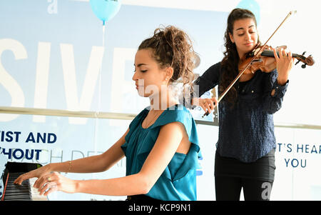 Sarah und Laura Ayoub von den Ayoub Sisters während des Global Make Some Noise Day 2017 im Global, 30 Leicester Square, London. Die Veranstaltung vereint alle Radiomarken von Global, um Geld für Global Make Some Noise zu sammeln, die Wohltätigkeitsorganisation, die von Global gegründet wurde, um benachteiligten Jugendlichen in ganz Großbritannien zu helfen. Bild Datum: Freitag 6 Oktober. Bildnachweis sollte lauten: Ian West/PA Wire Stockfoto