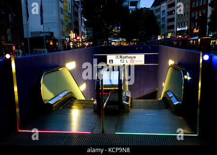 U-Bahn-Station Rathaus, Alter Markt, Köln Deutschland. Ecalator ein-/Ausstieg. Stockfoto