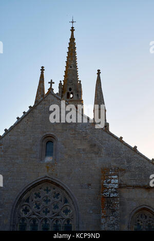 Die gotischen zentralen Türme von Notre Dame de Tronoen Finistere Bretagne Frankreich Stockfoto