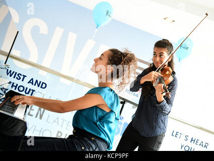 Sarah und Laura Ayoub von den Ayoub Sisters während des Global Make Some Noise Day 2017 im Global, 30 Leicester Square, London. Die Veranstaltung vereint alle Radiomarken von Global, um Geld für Global Make Some Noise zu sammeln, die Wohltätigkeitsorganisation, die von Global gegründet wurde, um benachteiligten Jugendlichen in ganz Großbritannien zu helfen. Bild Datum: Freitag 6 Oktober. Bildnachweis sollte lauten: Ian West/PA Wire Stockfoto