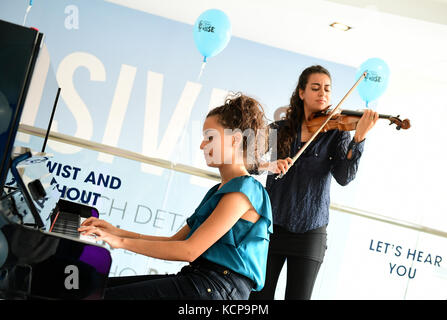 Sarah und Laura Ayoub von den Ayoub Sisters während des Global Make Some Noise Day 2017 im Global, 30 Leicester Square, London. Die Veranstaltung vereint alle Radiomarken von Global, um Geld für Global Make Some Noise zu sammeln, die Wohltätigkeitsorganisation, die von Global gegründet wurde, um benachteiligten Jugendlichen in ganz Großbritannien zu helfen. Bild Datum: Freitag 6 Oktober. Bildnachweis sollte lauten: Ian West/PA Wire Stockfoto