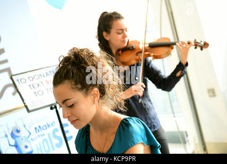 Sarah und Laura Ayoub von den Ayoub Sisters während des Global Make Some Noise Day 2017 im Global, 30 Leicester Square, London. Die Veranstaltung vereint alle Radiomarken von Global, um Geld für Global Make Some Noise zu sammeln, die Wohltätigkeitsorganisation, die von Global gegründet wurde, um benachteiligten Jugendlichen in ganz Großbritannien zu helfen. Bild Datum: Freitag 6 Oktober. Bildnachweis sollte lauten: Ian West/PA Wire Stockfoto